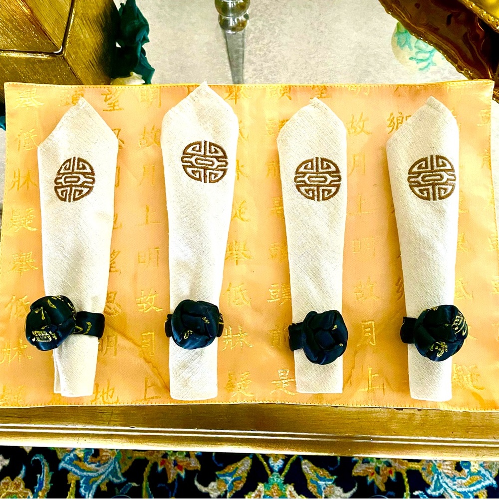 Four sets of linen napkins and rings/Asian style. New, never used